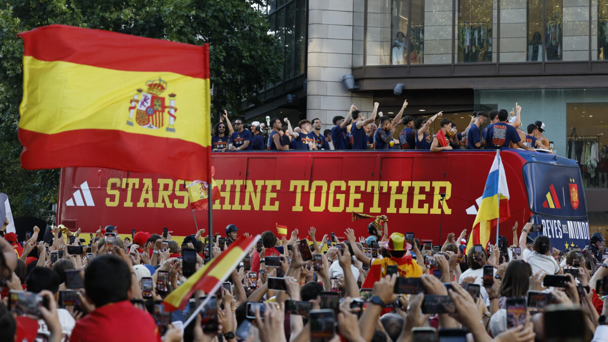 MADRID, 20/07/2026.-Los jugadores de la selección española a su paso por la calle Princesa de Madrid durante la celebración tras proclamarse ayer campeones del mundo al derrotar en la final a Argentina. EFE/ Ballesteros