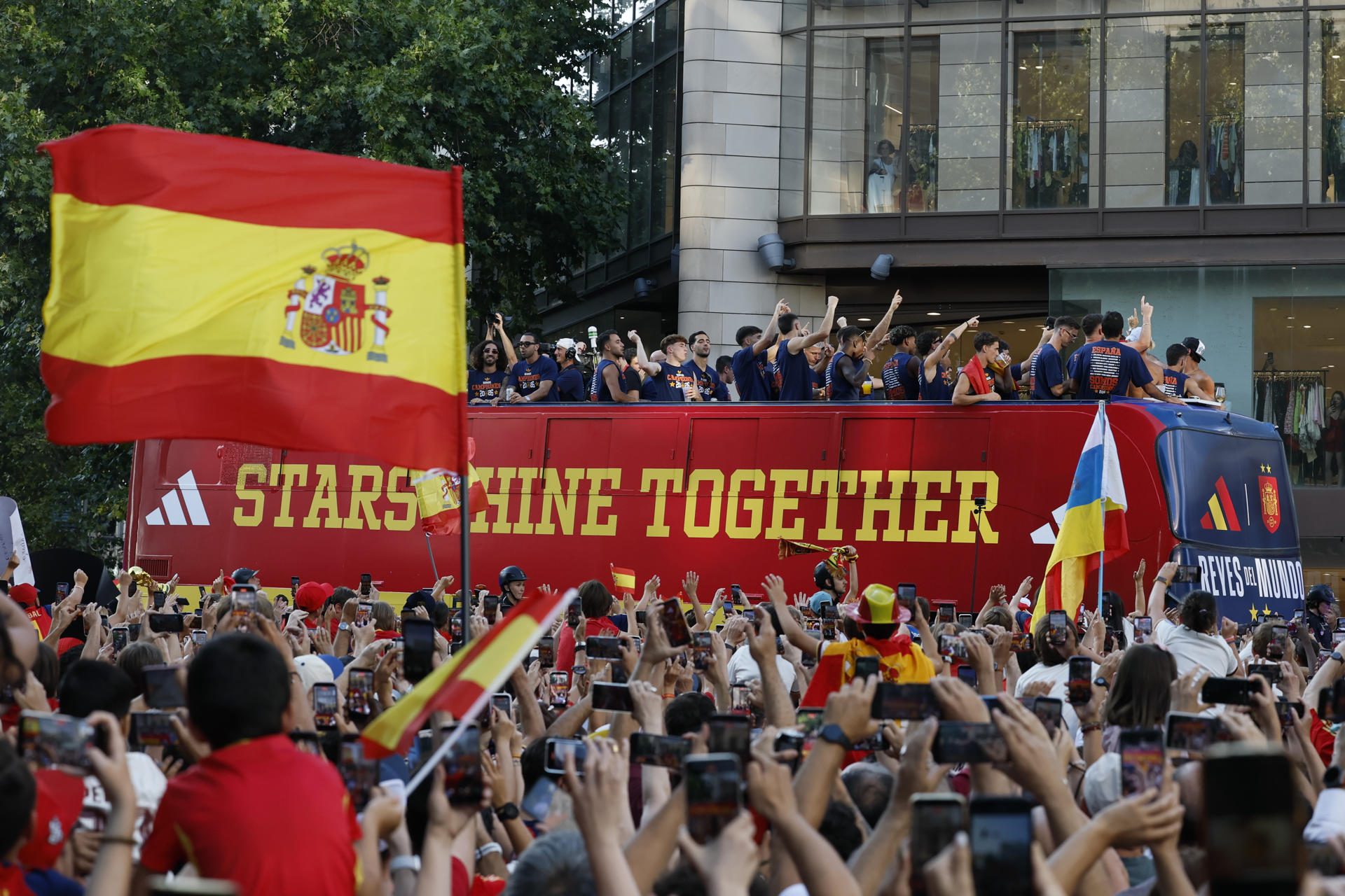 MADRID, 20/07/2026.-Los jugadores de la selección española a su paso por la calle Princesa de Madrid durante la celebración tras proclamarse ayer campeones del mundo al derrotar en la final a Argentina. EFE/ Ballesteros