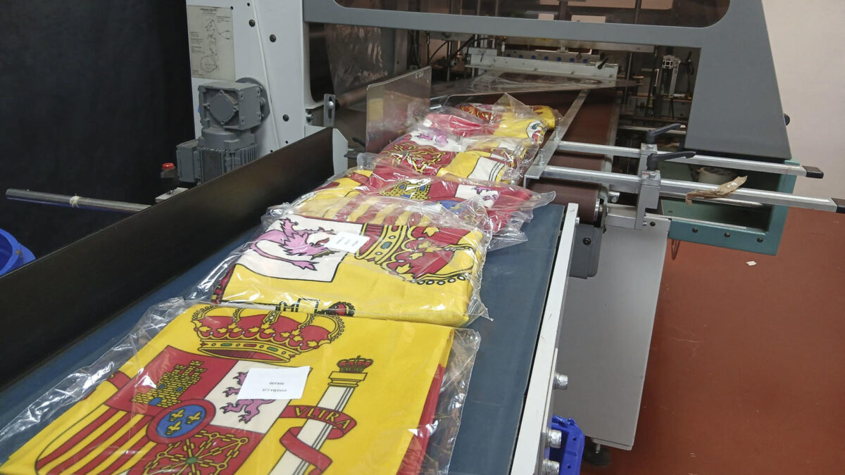 Madrid, 18/06/2026.- El Mundial ha disparado la venta de banderas en España, con fabricantes aumentando e, incluso, "más que doblando" la producción para responder a la demanda de empresas o ayuntamientos, que se ha incrementado a medida que la selección ha ido avanzando eliminatorias. EFE/Screen and Digital Printing - SÓLO USO EDITORIAL/SOLO USO PERMITIDO PARA ILUSTRAR LA NOTICIA QUE APARECE EN EL PIE DE FOTO (CRÉDITO OBLIGATORIO)-