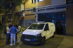 GRAFCAT5086. BARCELONA, 28/07/2026.- Una mujer de 34 años de edad ha sido asesinada a puñaladas por su pareja en un domicilio de Barcelona. El autor de la agresión se dio a la fuga tras apuñalar a la mujer en una vivienda de la calle Andrade, en el distrito de Sant Martí de Barcelona, y está siendo buscado por los Mossos d'Esquadra. EFE/Andreu Dalmau