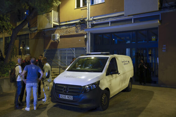 GRAFCAT5086. BARCELONA, 28/07/2026.- Una mujer de 34 años de edad ha sido asesinada a puñaladas por su pareja en un domicilio de Barcelona. El autor de la agresión se dio a la fuga tras apuñalar a la mujer en una vivienda de la calle Andrade, en el distrito de Sant Martí de Barcelona, y está siendo buscado por los Mossos d'Esquadra. EFE/Andreu Dalmau