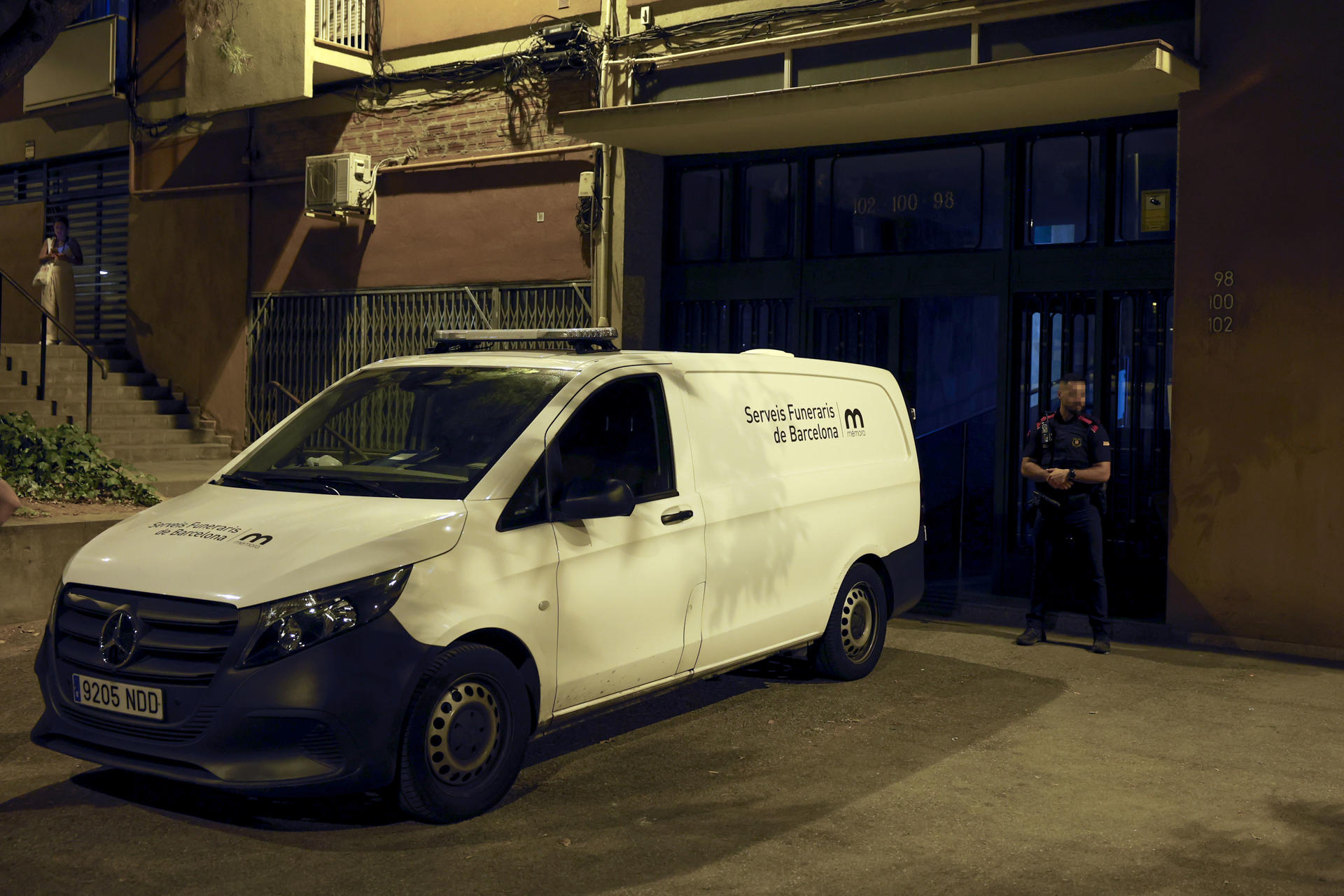 GRAFCAT5086. BARCELONA, 28/07/2026.- Una mujer de 34 años de edad ha sido asesinada a puñaladas por su pareja en un domicilio de Barcelona. El autor de la agresión se dio a la fuga tras apuñalar a la mujer en una vivienda de la calle Andrade, en el distrito de Sant Martí de Barcelona, y está siendo buscado por los Mossos d'Esquadra.