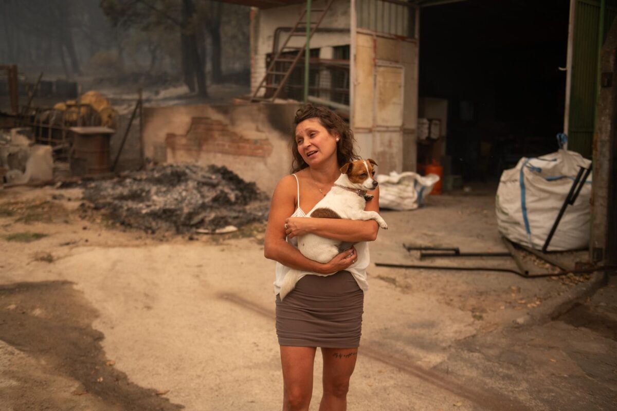 Una vecina de Piedralaves tras quemarse la casa de su padre durante el incendio de Burgohondo, a 26 de julio de 2026