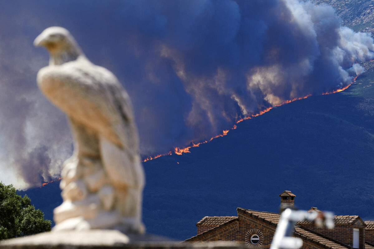 Imagen de las llamas del incendio forestal activo este viernes entre las localidades abulenses de Burgohondo y Navaluenga. EFE / Raúl Sanchidrián.