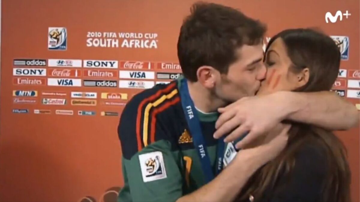 Iker Casillas besando a Sara Carbonero tras la final del Mundial de 2010.