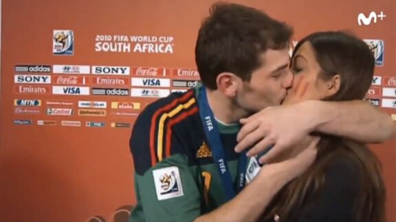 Iker Casillas besando a Sara Carbonero tras la final del Mundial de 2010.
