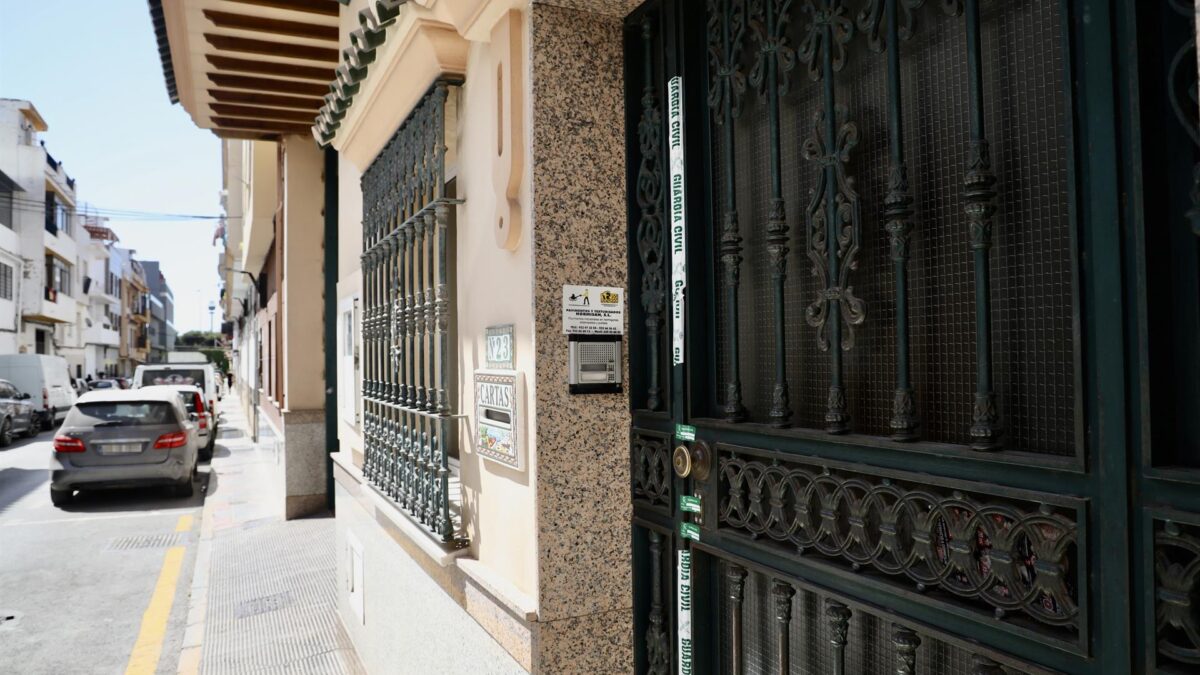 Vivienda de la calle Tulipán de Las Lagunas de Mijas donde se investigan el doble crimen de dos mujeres, madre e hija.