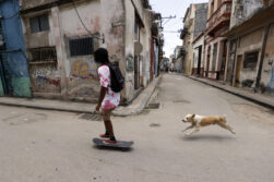 AME1547. LA HABANA (CUBA), 20/07/2026.- Fotografía del 9 de julio de 2026 de una persona en patineta junto a un perro en una calle de La Habana (Cuba). Cinco reconocidos economistas cubanos presentaron este lunes una propuesta de reforma económica "integral" para la isla que, aseguran, "debe ir acompañada de una transformación política e institucional". EFE/ Ernesto Mastrascusa