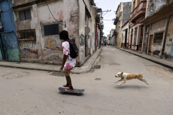 AME1547. LA HABANA (CUBA), 20/07/2026.- Fotografía del 9 de julio de 2026 de una persona en patineta junto a un perro en una calle de La Habana (Cuba). Cinco reconocidos economistas cubanos presentaron este lunes una propuesta de reforma económica "integral" para la isla que, aseguran, "debe ir acompañada de una transformación política e institucional". EFE/ Ernesto Mastrascusa