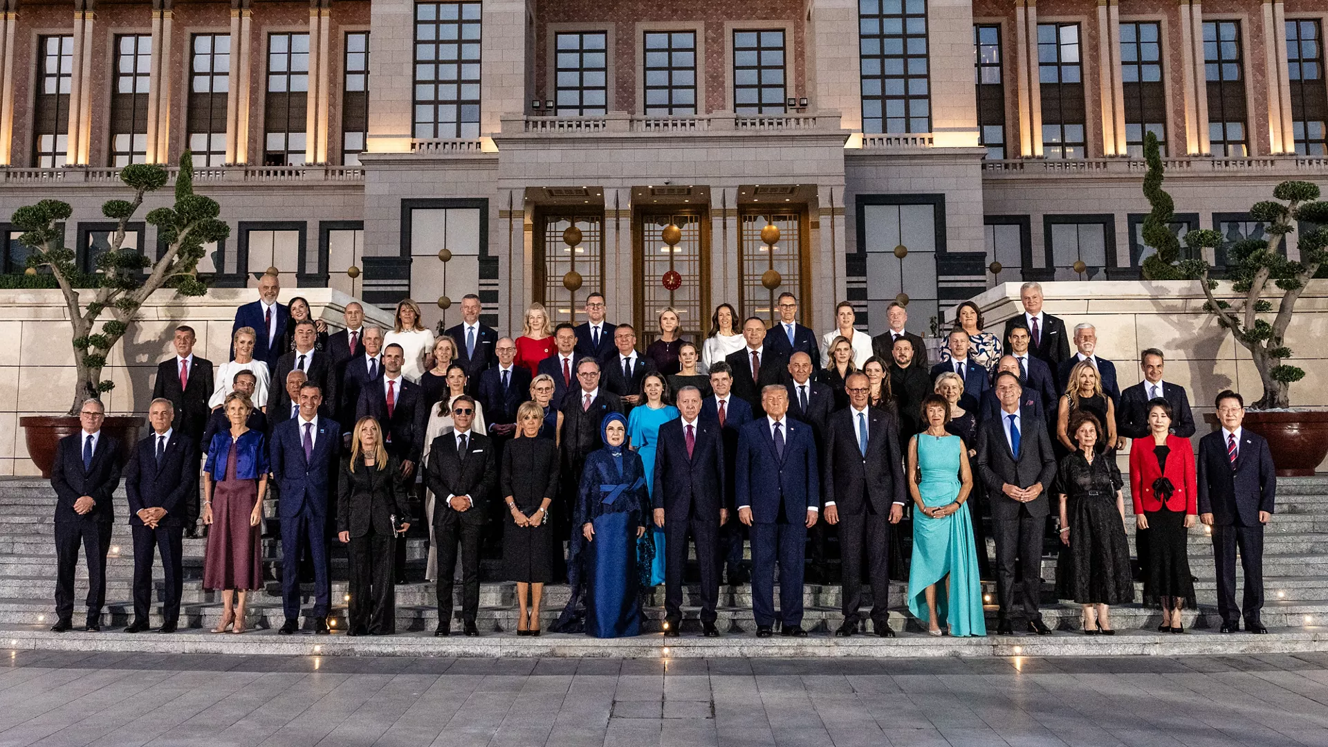 Recepción social y cena para los Jefes de Estado y de Gobierno con sus cónyuges.