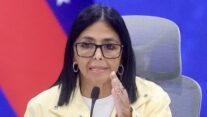AME6857. CARACAS (VENEZUELA), 02/07/2026.- La presidenta encargada de Venezuela, Delcy Rodríguez, habla durante una rueda de prensa este jueves, donde agradeció a los 147 países y a "los artistas internacionales, Bad Bunny entre otros, que enviaron ayuda tras el doble terremoto, en Caracas (Venezuela). EFE/ Iván Cárdenas