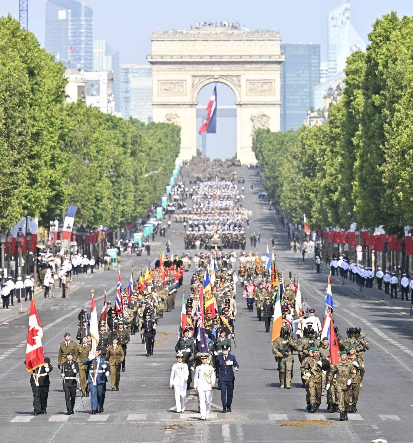 Contingentes internacionales desfilan en la Fiesta Nacional francesa