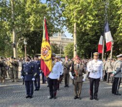La delegación española durante el desfile militar en París