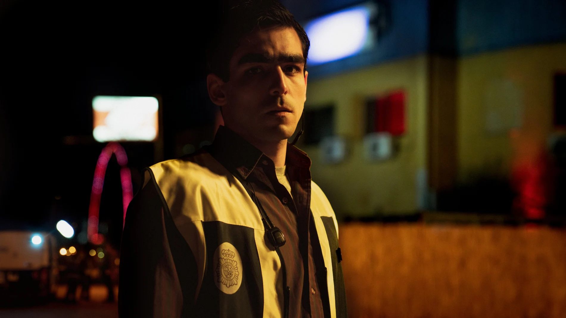 La serie 'El castillo' sigue a Liesa, un joven inspector interpretado por Omar Ayuso que comienza a trabajar en la Unidad Central de Redes de Inmigración Ilegal y Falsedades Documentales, la UCRIF