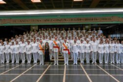 El Rey y la ministra de Defensa, Margarita Robles, junto a los 125 nuevos oficiales de la Armada en la Escuela Naval de Marín