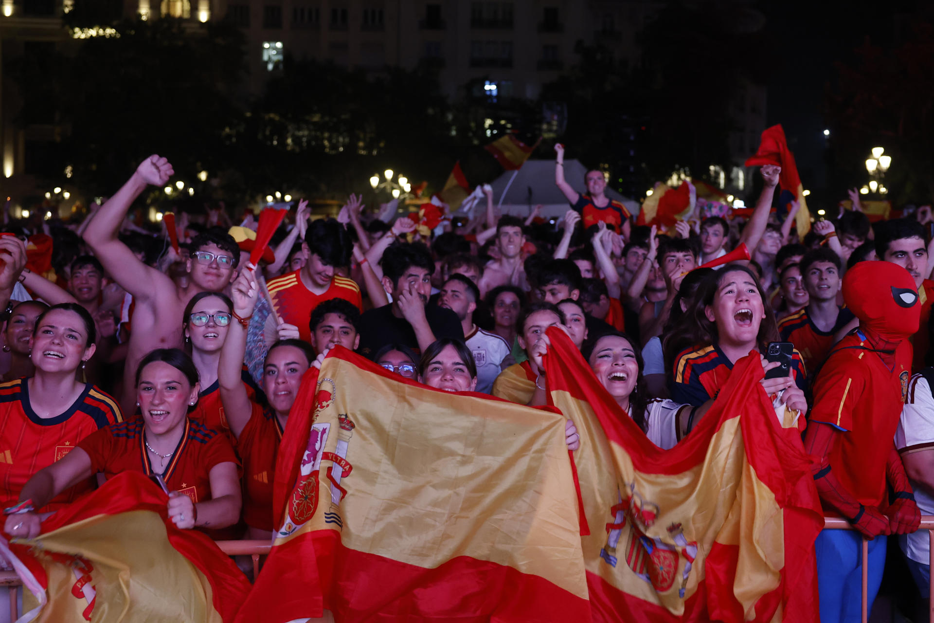 VALENCIA, 19/07/2026.- Aficionados españoles celebran este domingo en la plaza del ayuntamiento de Valencia la victoria de España en la final del Mundial 2026 que han disputado frente a Argentina en el MetLife Stadium de Nueva Jersey. EFE / Ana Escobar.