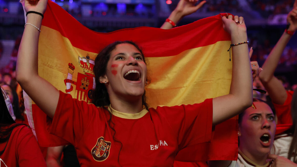MADRID, 19/07/2026.- Aficionados celebran el gol de España durante la retransmisión de la final del Mundial 2026 que disputan las selecciones nacionales de España y Argentina, en el Movistar Arena de Madrid. EFE/ Chema Moya