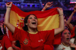 MADRID, 19/07/2026.- Aficionados celebran el gol de España durante la retransmisión de la final del Mundial 2026 que disputan las selecciones nacionales de España y Argentina, en el Movistar Arena de Madrid. EFE/ Chema Moya