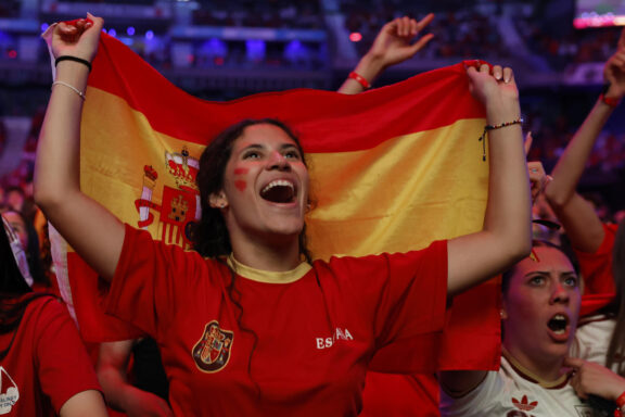 MADRID, 19/07/2026.- Aficionados celebran el gol de España durante la retransmisión de la final del Mundial 2026 que disputan las selecciones nacionales de España y Argentina, en el Movistar Arena de Madrid. EFE/ Chema Moya
