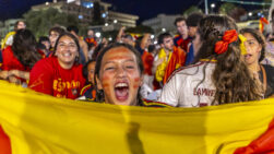 MELILLA, 19/07/2026.- Aficionados de la selección española celebran en la Plaza de las Culturas de Melilla la victoria del combinado español en la final del Mundial 2026 tras derrotar a la selección Argentina en el encuentro que han disputado este domingo en Nueva Jersey. EFE / Giner.
