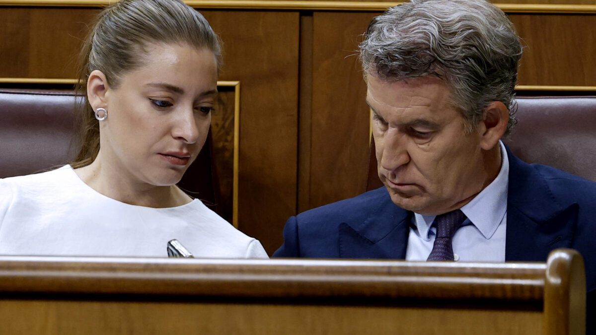 El líder del PP, Alberto Núñez Feijóo conversa con su portavoz parlamentaria, Ester Muñoz