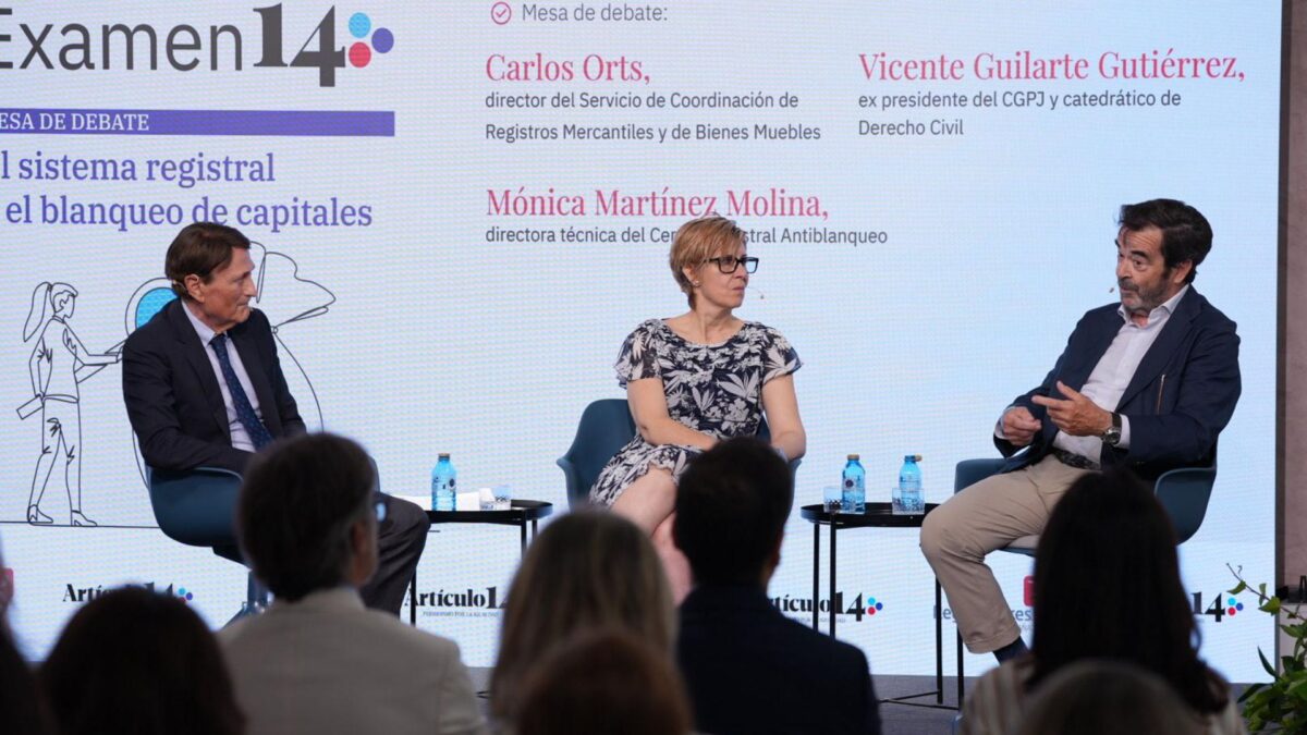 Carlos Orts, director del Servicio de Coordinación de Registros Mercantiles y de Bienes Muebles; Vicente Guilarte Gutiérrez, expresidente del CGPJ y catedrático de Derecho Civil; y Mónica Martínez Molina, directora técnica del Centro Registral Antiblanqueo.