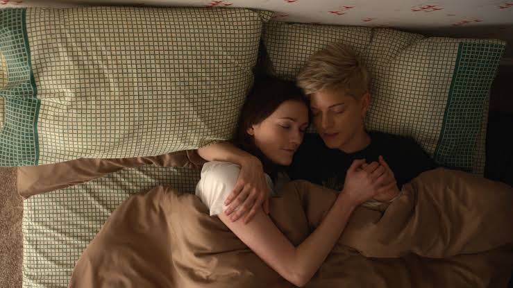 Fotograma de la serie 'Feel good'