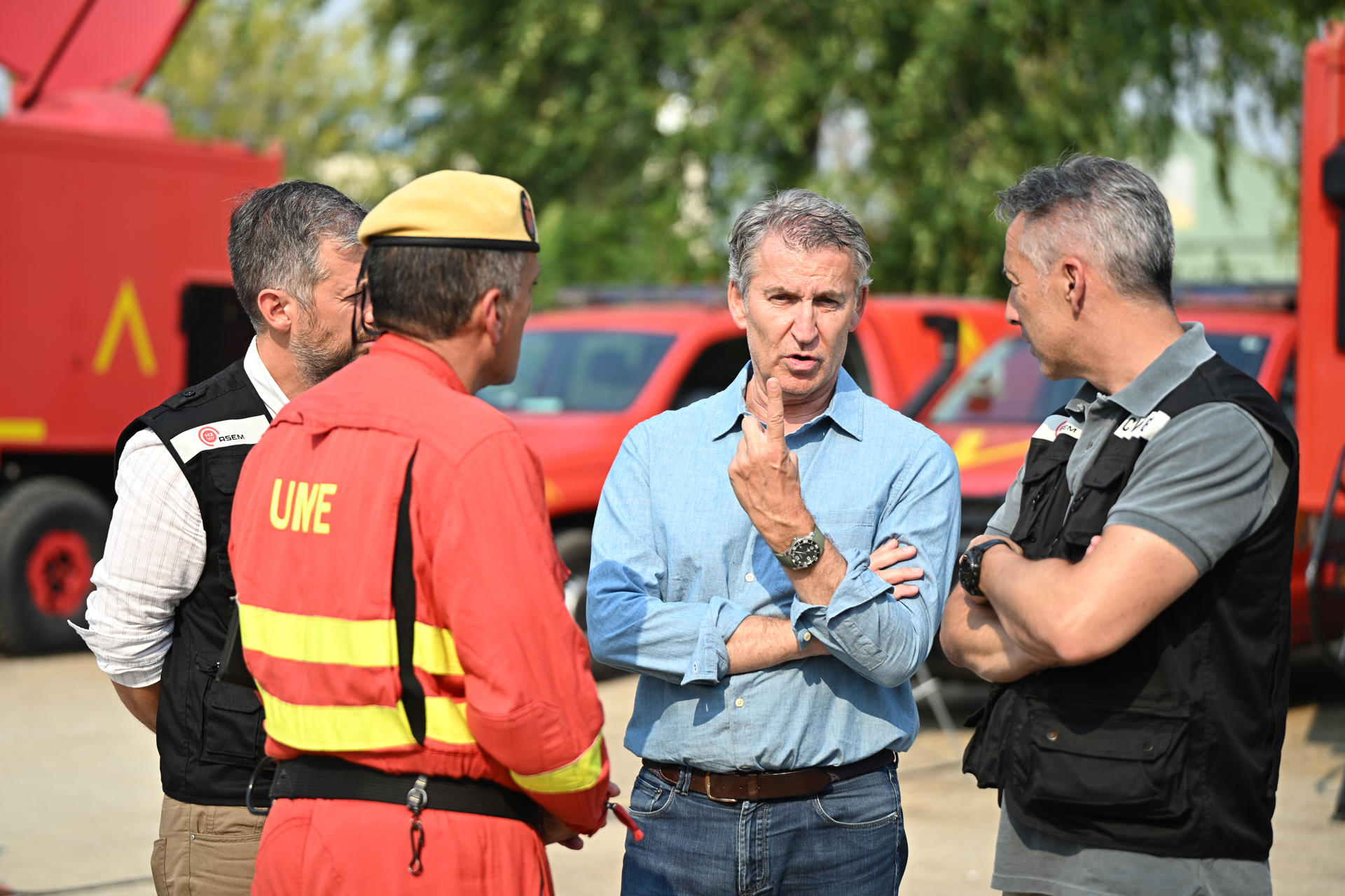 NAVALCARNERO (MADRID), 26/07/2026.- El presidente del Partido Popular Alberto Nuñez Feijóo, visita el puesto de mando avanzado de Navalcarnero (Madrid) este domingo, desde donde se hace seguimiento de los graves incendios en la Comunidad de Madrid, Toledo y la provincia de Ávila.-EFE/ Fernando Villar