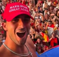Ferran Torres, celebrando el Mundial en Madrid | Imagen de vídeo.