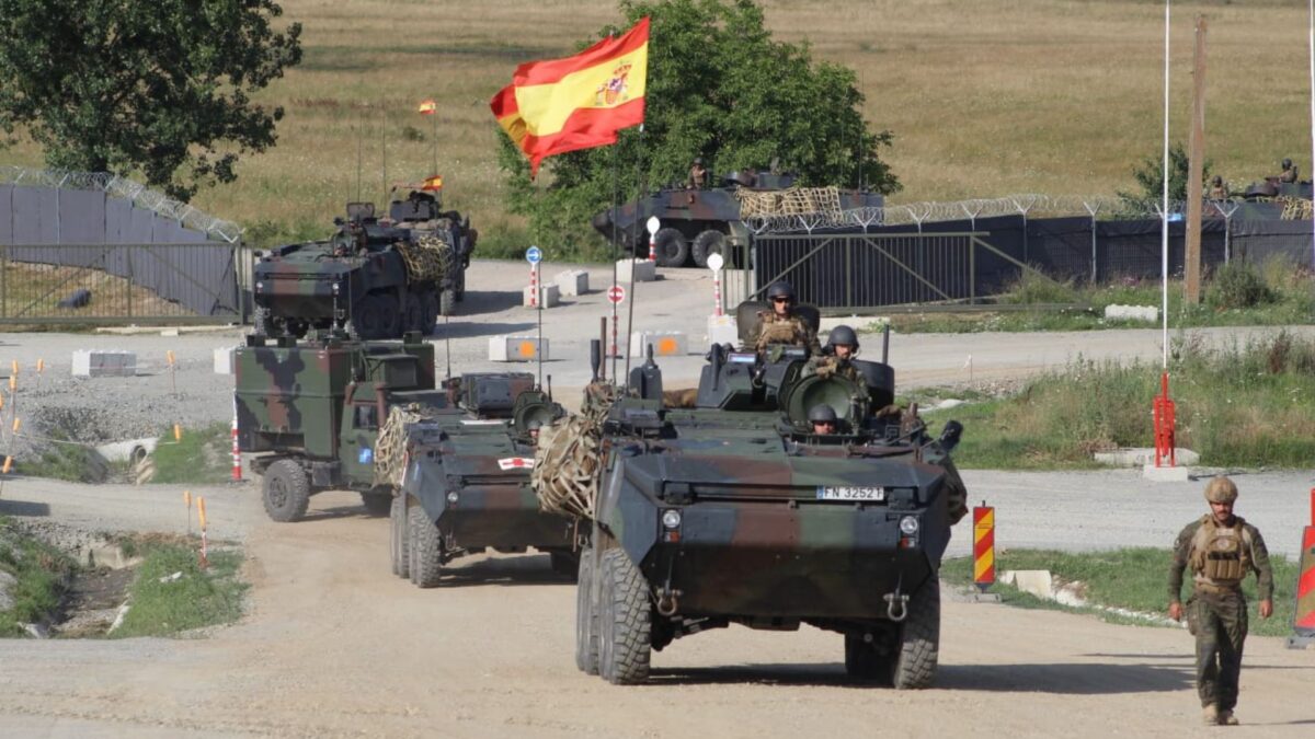 Militares del Tercio de Armada a bordo de un vehículo blindado Piranha IIIC 8x8 durante durante el despliegue 'Eagle Arrow'