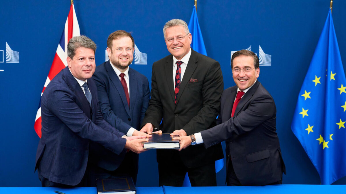 La Unión Europea (UE) y el Reino Unido firmaron este martes el acuerdo sobre Gibraltar, que supondrá el derribo de la verja que separaba a la colonia británica de territorio español y definirá el nuevo encaje del enclave tras el Brexit. El comisario europeo de Comercio, Maro efcovic (2d), y el secretario de Estado británico para Europa, Stephen Doughty (2i), rubricaron el pacto en la sede de la Comisión Europea en Bruselas acompañados del ministro español de Asuntos Exteriores, Unión Europea y Cooperación, José Manuel Albares (d), y el ministro principal de Gibraltar, Fabian Picardo (i). EFE/ @jmalbares en X - SOLO USO EDITORIAL/SOLO DISPONIBLE PARA ILUSTRAR LA NOTICIA QUE ACOMPAÑA (CRÉDITO OBLIGATORIO) -