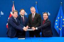 La Unión Europea (UE) y el Reino Unido firmaron este martes el acuerdo sobre Gibraltar, que supondrá el derribo de la verja que separaba a la colonia británica de territorio español y definirá el nuevo encaje del enclave tras el Brexit. El comisario europeo de Comercio, Maro efcovic (2d), y el secretario de Estado británico para Europa, Stephen Doughty (2i), rubricaron el pacto en la sede de la Comisión Europea en Bruselas acompañados del ministro español de Asuntos Exteriores, Unión Europea y Cooperación, José Manuel Albares (d), y el ministro principal de Gibraltar, Fabian Picardo (i). EFE/ @jmalbares en X - SOLO USO EDITORIAL/SOLO DISPONIBLE PARA ILUSTRAR LA NOTICIA QUE ACOMPAÑA (CRÉDITO OBLIGATORIO) -