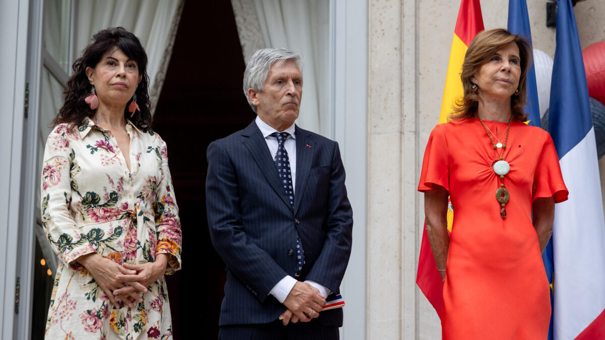 MADRID, 14/07/2026.- El ministro del Interior, Fernando Grande Marlaska, y la titular de Igualdad, Ana Redondo, junto a la embajadora francesa en España, Kareen Rispal (d) durante la recepción con motivo de la Fiesta Nacional de Francia celebrada en la Residencia del Embajador de Francia, este martes en Madrid. EFE/ Daniel González
