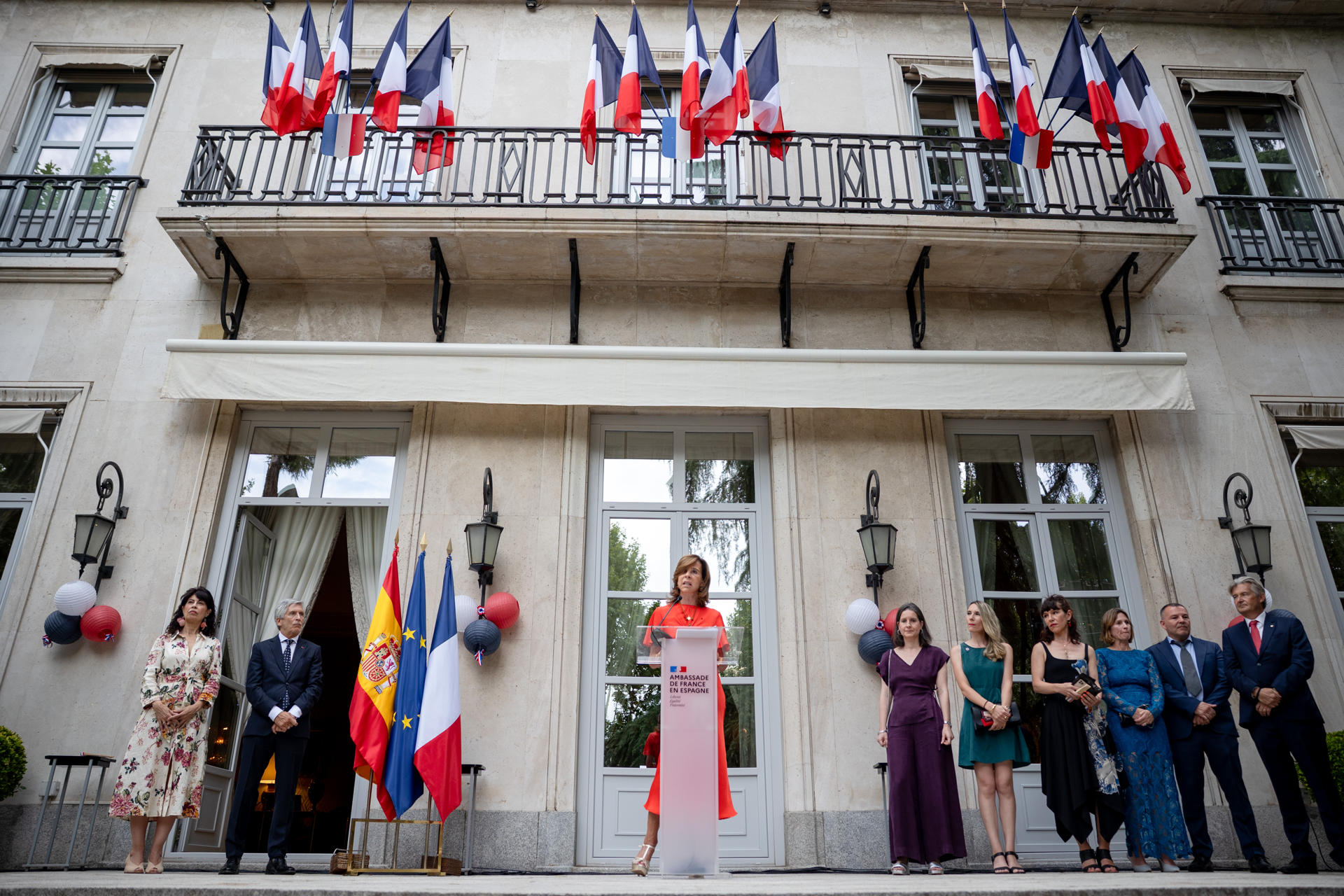 MADRID, 14/07/2026.- La embajadora francesa en España, Kareen Rispal (c), interviene durante la recepción con motivo de la Fiesta Nacional de Francia celebrada en la Residencia del Embajador de Francia, este martes en Madrid. EFE/ Daniel González