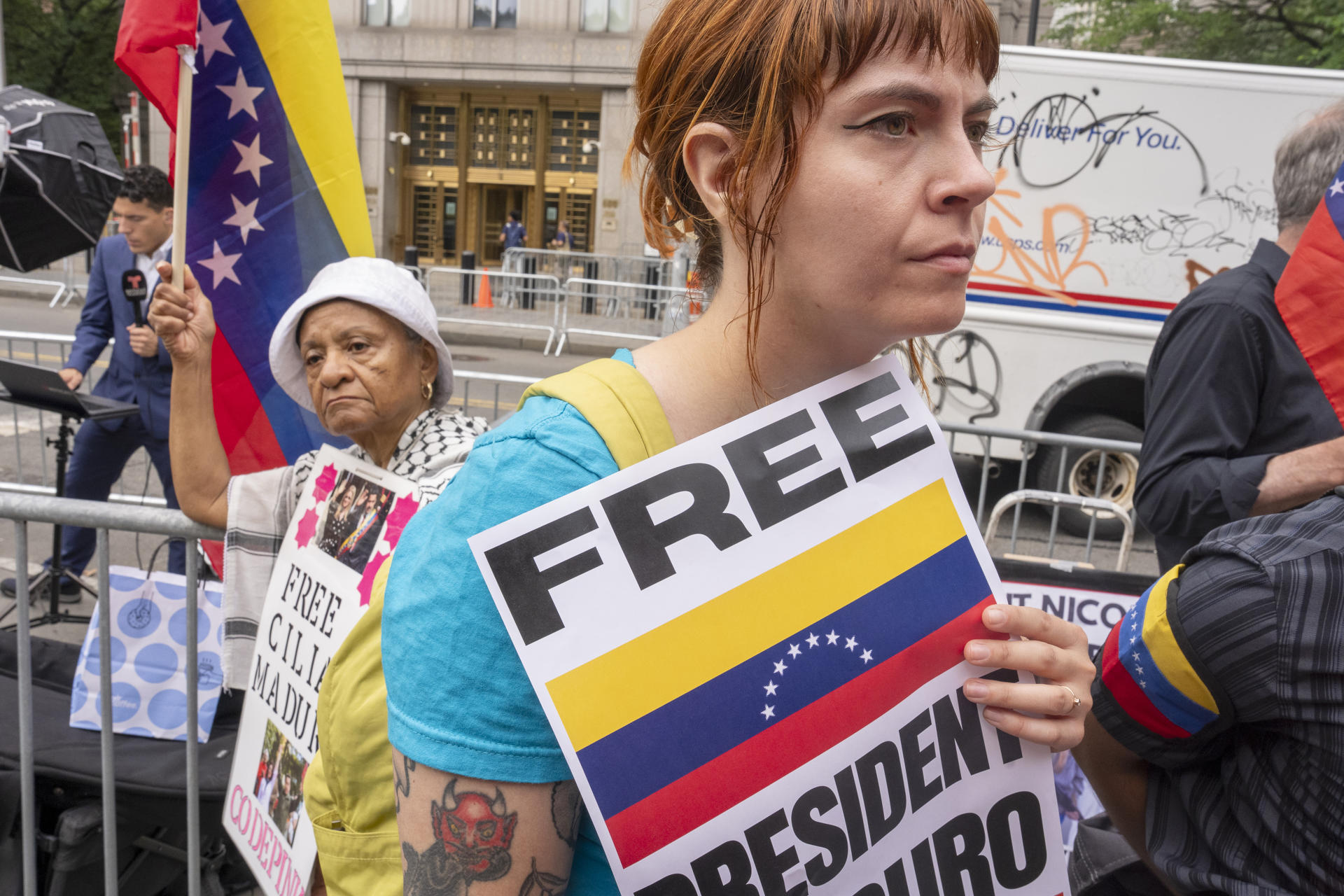 Personas se manifiestan para exigir la liberación del depuesto presidente de Venezuela Nicolás Maduro y su esposa, Cilia Flores, este miércoles, en las inmediaciones de la Corte Federal del Distrito Sur de Nueva York (Estados Unidos). EFE/ Ángel Colmenares