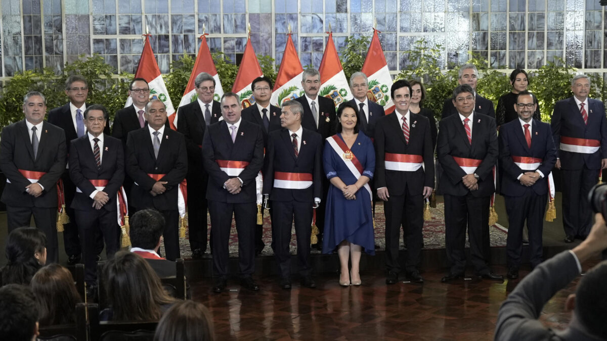 La presidenta de Perú, Keiko Fujimori (c), posa con los integrantes de su gabinete ministerial durante la toma de juramento este martes, en Lima (Perú). EFE/ John Reyes Mejía