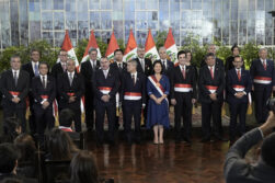 La presidenta de Perú, Keiko Fujimori (c), posa con los integrantes de su gabinete ministerial durante la toma de juramento este martes, en Lima (Perú). EFE/ John Reyes Mejía