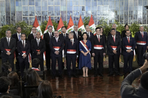 La presidenta de Perú, Keiko Fujimori (c), posa con los integrantes de su gabinete ministerial durante la toma de juramento este martes, en Lima (Perú). EFE/ John Reyes Mejía
