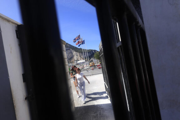 La Línea de la Concepción (Cádiz) 27/06/2026,- Obras en la Verja de Gibraltar, que se prepara para su desaparición en apenas dos semanas, el próximo 15 de julio, una vez que comience a aplicarse el acuerdo entre la UE y Reino Unido sobre el encaje del Peñón tras el brexit y comience una nueva etapa en este enclave./EFE/A.Carrasco Ragel.