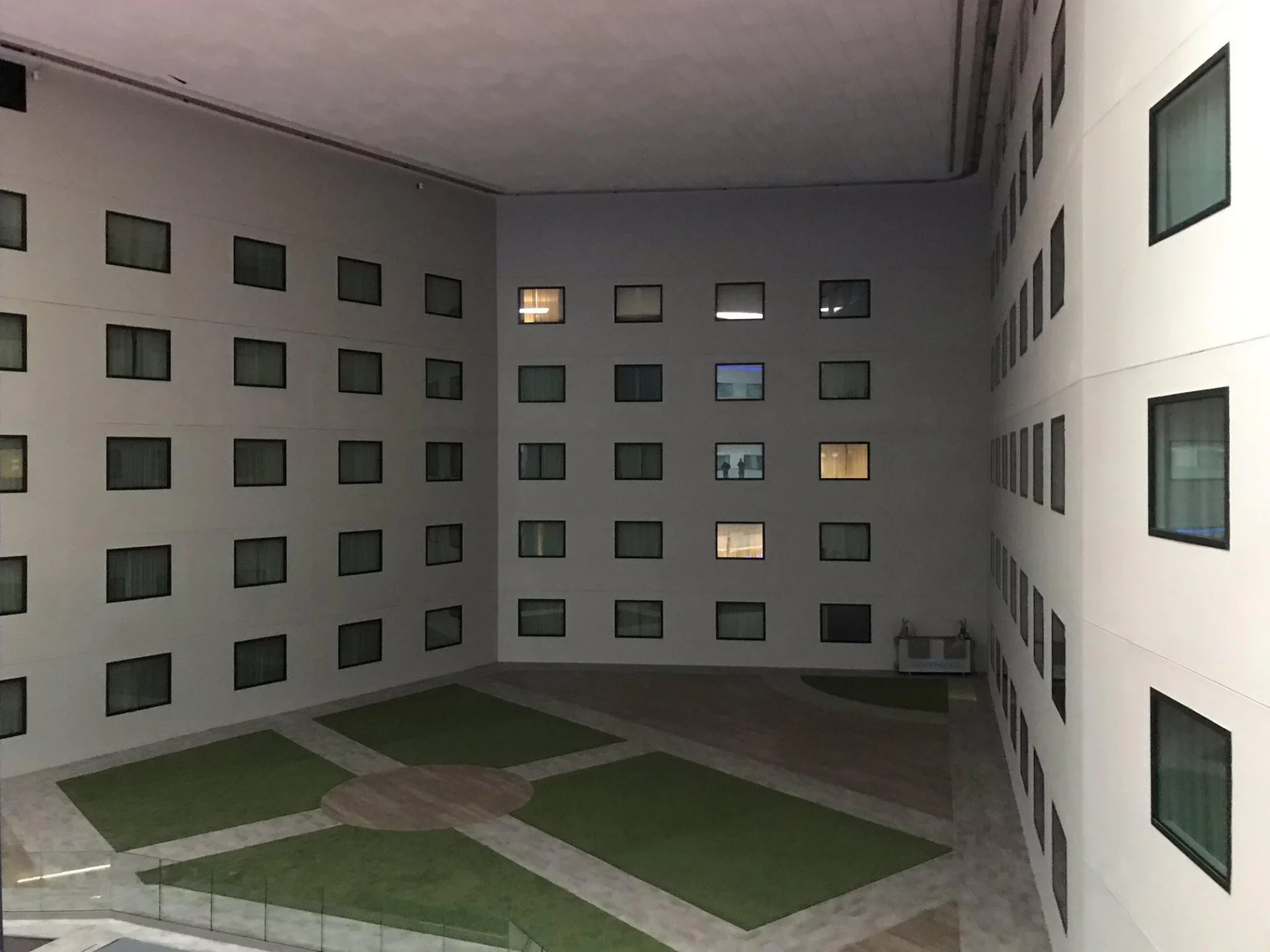 Los Backrooms son redes laberínticas de habitaciones, pasillos o espacios que parecen carecer de una salida identificable