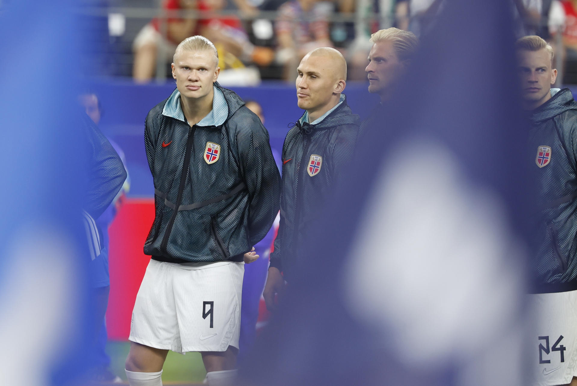 El delantero noruego Erling Haaland calienta junto a sus compañeros momentos antes del partido de eliminatoria del Mundial 2026 que disputan las selecciones nacionales de Costa de Marfil y Noruega este martes, en el AT&T Stadium de Arlington, Texas (EEUU). EFE/Mariscal
