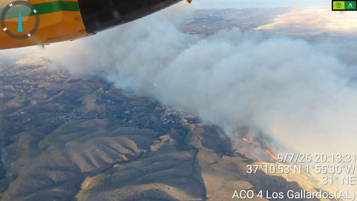 ALMERÍA, 10/07/2026.- Imagen aérea facilitada del incendio de Los Gallardos (Almería) tomada en la tarde del 9 de julio. El número de fallecidos en el incendio de Los Gallardos en Almería podría ascender a 12, a la espera de confirmar el hallazgo de un nuevo cuerpo, mientras que hay aún 19 personas que están sin localizar, según ha informado este viernes el presidente de la Junta, Juanma Moreno. EFE/ Cuenta Oficial en X del Servicio de Extinción de Incendios Forestales de Andalucía (Infoca) SOLO USO EDITORIAL/SOLO DISPONIBLE PARA ILUSTRAR LA NOTICIA QUE ACOMPAÑA (CRÉDITO OBLIGATORIO)