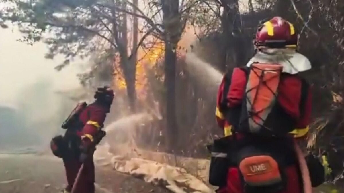 Captura de un video facilitado por la UME, de los efectivos trabajando en la extinción de un incendio forestal declarado este jueves en el término municipal de San Martín de Valdeiglesias.