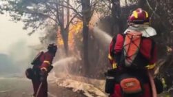 Captura de un video facilitado por la UME, de los efectivos trabajando en la extinción de un incendio forestal declarado este jueves en el término municipal de San Martín de Valdeiglesias.