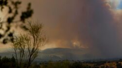 Columna de humo producida por el incendio que se mantiene activo en la localidad madrileña de Pelayos de la Presa.