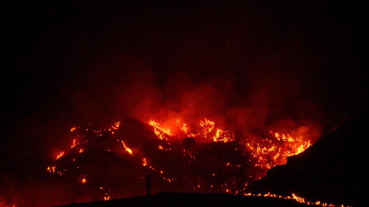 mágenes nocturnas del incendio forestal de los Gallardos (Almería), a 10 de julio de 2026, en Los Gallardos, Almería, Andalucía (España).