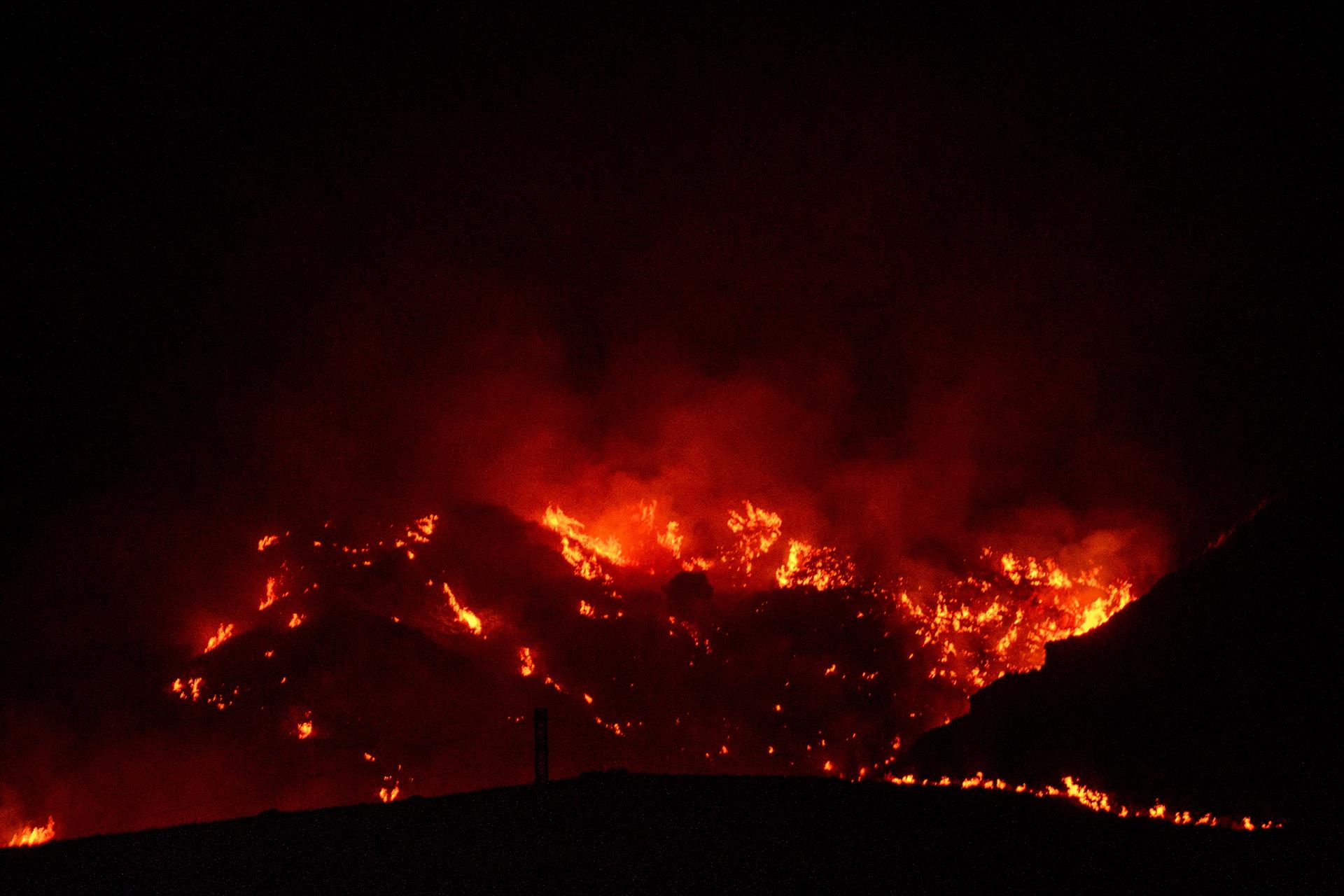 mágenes nocturnas del incendio forestal de los Gallardos (Almería), a 10 de julio de 2026, en Los Gallardos, Almería, Andalucía (España).