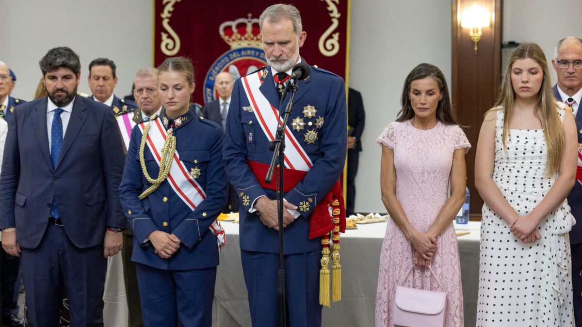 El Rey Felipe VI, la Reina Letizia, la Princesa Leonor, la Infanta Sofía, y el presidente de la Región de Murcia, Fernando López Miras, guardan un minuto de silencio por las víctimas del incendio.