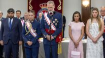 El Rey Felipe VI, la Reina Letizia, la Princesa Leonor, la Infanta Sofía, y el presidente de la Región de Murcia, Fernando López Miras, guardan un minuto de silencio por las víctimas del incendio.