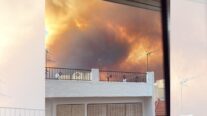 Vista del incendio desde una de las viviendas que fueron desalojadas en Bédar.